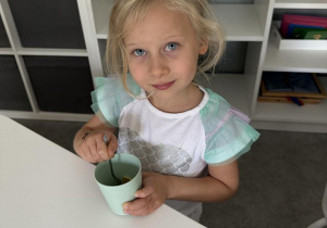 dzieci poznają smaki owoców