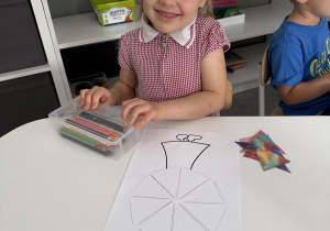 dzieci podczas wykonywania jesiennej pracy plastycznej "parasole"