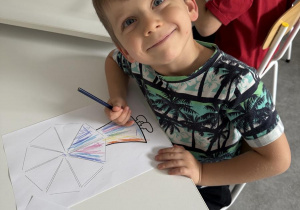 dzieci podczas wykonywania jesiennej pracy plastycznej "parasole"