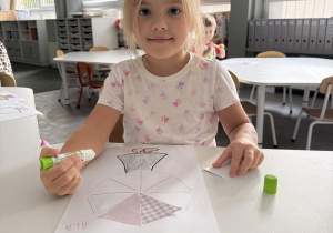 dzieci podczas wykonywania jesiennej pracy plastycznej "parasole"