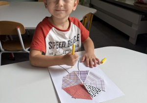 dzieci podczas wykonywania jesiennej pracy plastycznej "parasole"