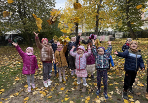 jesienna pogoda w przedszkolnym ogrodzie