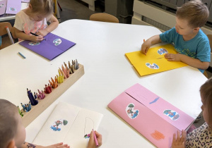 dzieci wykonują lapbook o jesiennej pogodzie