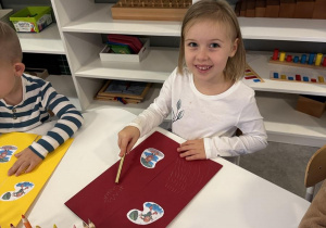 dzieci wykonują lapbook o jesiennej pogodzie