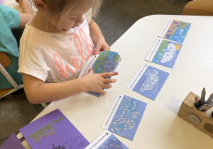 dzieci wykonują lapbook o jesiennej pogodzie