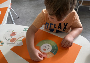 Dzień Dyni- dzieci układają cykl rozwoju dyni