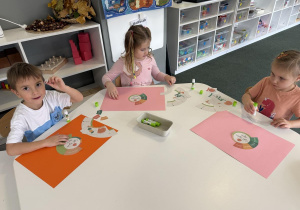 Dzień Dyni- dzieci układają cykl rozwoju dyni