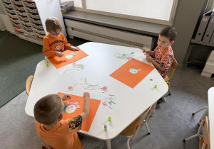 Dzień Dyni- dzieci układają cykl rozwoju dyni