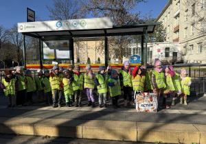 dzieci na przystanku w drodze na zajęcia Judo