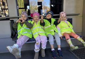 dzieci w drodze na zajęcia Judo