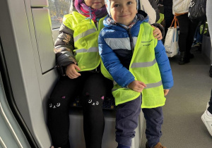 dzieci w drodze na zajęcia Judo