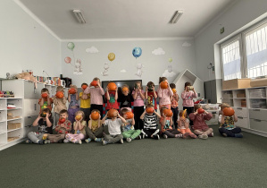 Dzień Dyni- dzieci pozują z dyniami