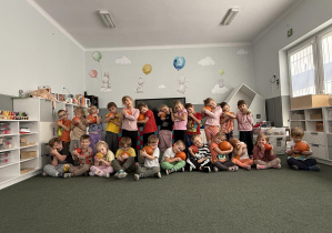 Dzień Dyni- dzieci pozują z dyniami