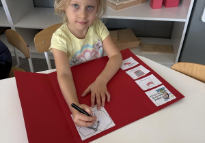 Mali patrioci- dzieci wykonują lapbook o Polsce