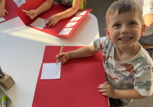 Mali patrioci- dzieci wykonują lapbook o Polsce