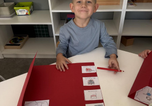 Mali patrioci- dzieci wykonują lapbook o Polsce