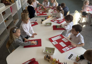 Mali patrioci- dzieci wykonują lapbook o Polsce