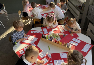 Mali patrioci- dzieci wykonują lapbook o Polsce