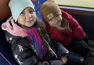 dzieci w autokarze w drodze do Baśniowej Kawiarenki