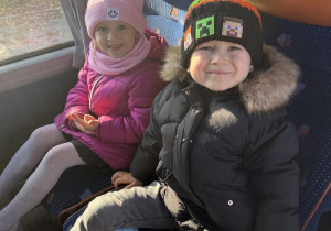 dzieci w autokarze w drodze do Baśniowej Kawiarenki