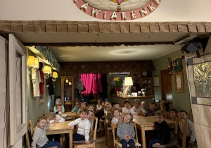 dzieci przy stolikach w Baśniowej Kawiarence