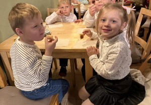 dzieci przy stolikach w Baśniowej Kawiarence