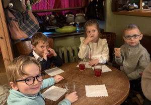 dzieci przy stolikach w Baśniowej Kawiarence