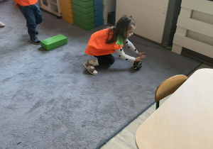 Dzieci podczas zabaw z dyniami w strojach dyni