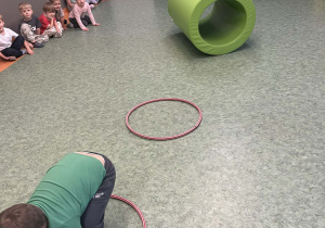 Dzieci podczas zabaw ruchowych na sali gimnastycznej