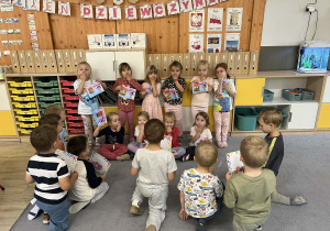 Zdjęcie grupowe dzieci podczas świętowania Dnia Dziewczynek