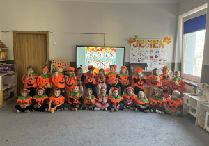 Dzieci na zdjęciu grupowym w strojach dyni