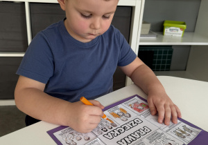 dzieci wyklejają i kolorują książeczkę o prawach dziecka