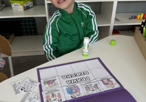 dzieci wyklejają i kolorują książeczkę o prawach dziecka