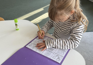 dzieci wyklejają i kolorują książeczkę o prawach dziecka