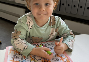 dzieci wyklejają i kolorują książeczkę o prawach dziecka