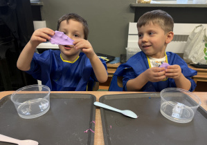 dzieci podczas warsztatów sensorycznych EKSPERCI SLIME