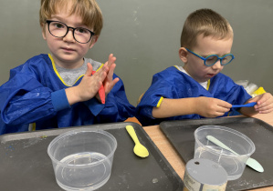 dzieci podczas warsztatów sensorycznych EKSPERCI SLIME