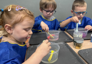 dzieci podczas warsztatów sensorycznych EKSPERCI SLIME