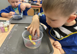 dzieci podczas warsztatów sensorycznych EKSPERCI SLIME