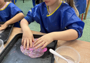 dzieci podczas warsztatów sensorycznych EKSPERCI SLIME