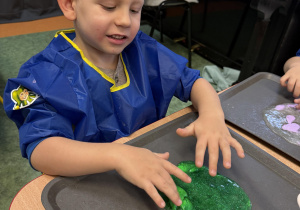 dzieci podczas warsztatów sensorycznych EKSPERCI SLIME