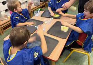 dzieci podczas warsztatów sensorycznych EKSPERCI SLIME