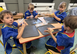 dzieci podczas warsztatów sensorycznych EKSPERCI SLIME