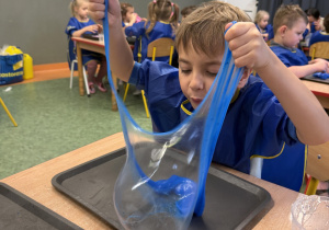 dzieci podczas warsztatów sensorycznych EKSPERCI SLIME