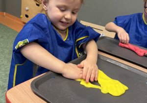 dzieci podczas warsztatów sensorycznych EKSPERCI SLIME
