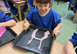 dzieci podczas warsztatów sensorycznych EKSPERCI SLIME