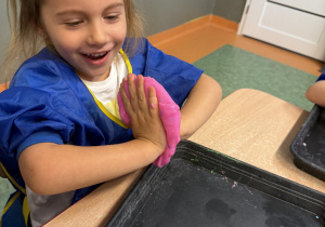 dzieci podczas warsztatów sensorycznych EKSPERCI SLIME