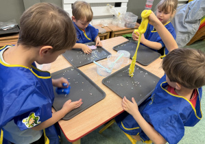 dzieci podczas warsztatów sensorycznych EKSPERCI SLIME