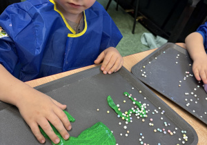 dzieci podczas warsztatów sensorycznych EKSPERCI SLIME