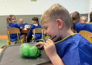 dzieci podczas warsztatów sensorycznych EKSPERCI SLIME